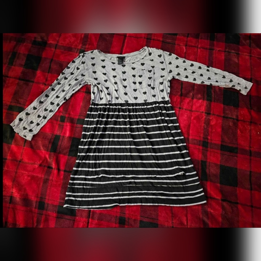 #879- girls dress large